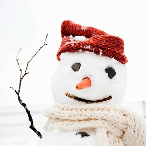 Das Gesicht eines Schneemanns mit roter Mütze
